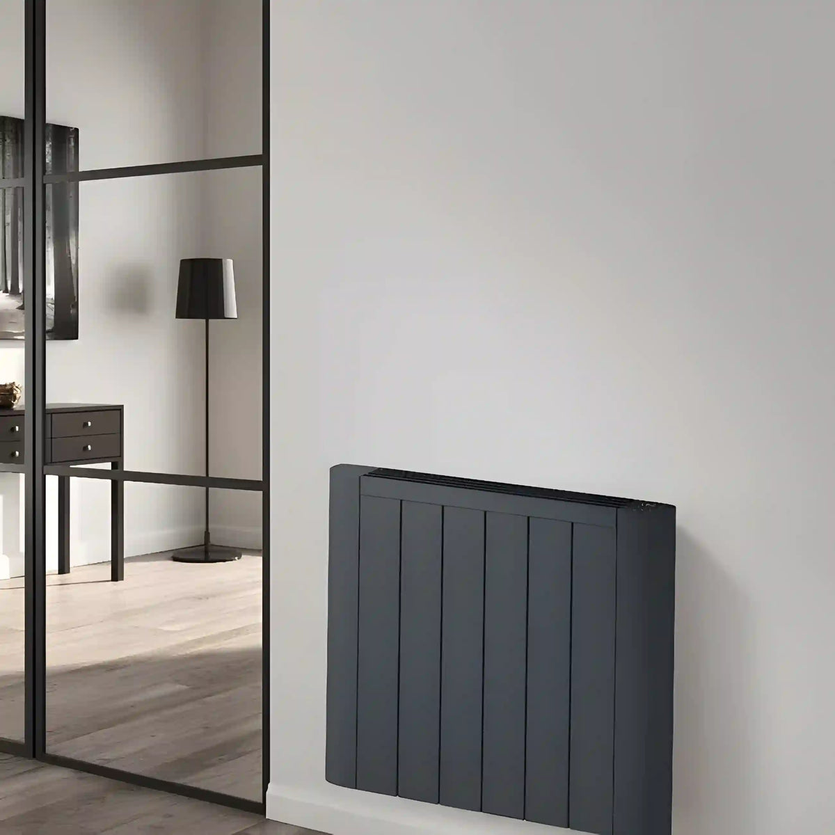 Radiador eléctrico antracita Reina Serre WiFi instalado en salón
